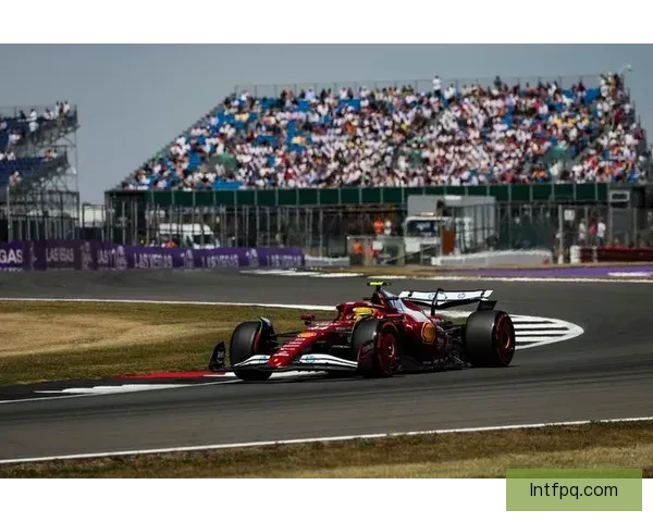 汉密尔顿法拉利三座F1测试车 汉密尔顿法拉利三座F1测试车